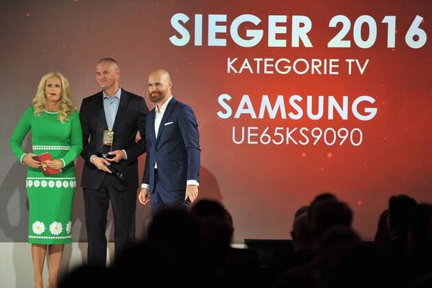 19.Goldener Computerpreis 2016 Barbara Schoeneberger, Kai Hillebrand, Vice Praesident, Axel Telzerow Verleihung des 19. Goldener Computers der Fachzeitschrift Computer Bild im Axel-Springer-Haus in Berlin am 30.08.2016