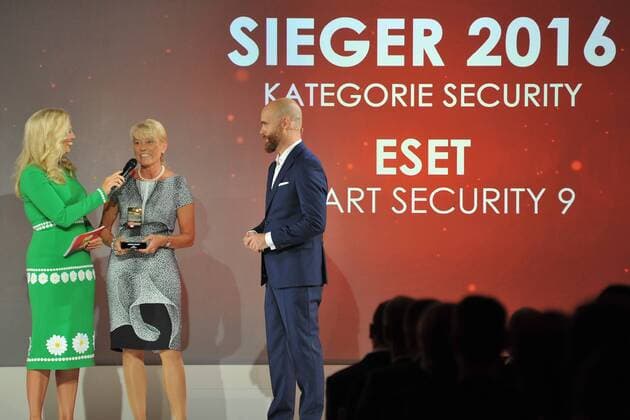 19.Goldener Computerpreis 2016 Barbara Schoeneberger, Claudia Ketzer, Direktorin ESET Verleihung des 19. Goldener Computers der Fachzeitschrift Computer Bild im Axel-Springer-Haus in Berlin am 30.08.2016