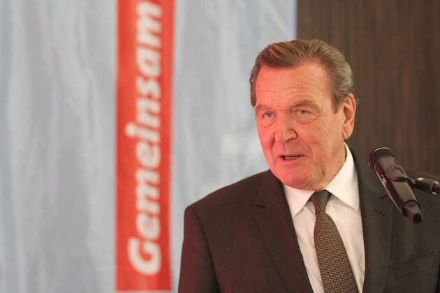 Der Altkanzler der Bunderepublik Deutschland Gerhard Schröder (SPD) unterstützt am Mittwoch (31.08.2016) in Rostock seine Parteifreunde bei einer Wahlkampfveranstaltung in Vorbereitung auf die Landtagswahl am 04. September in Mecklenburg Vorpommern. Bei der Veranstaltung ging Schröder auf wirtschaftliche Themen ein. Dazu beleuchtete er das Verhältnis der Bundesrepublik zu Russland und die noch bestehenden Russlandsanktionen. Außerdem nannte er Erfolge seiner Amtszeit.
