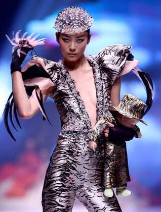 (091106) -- BEIJING, Nov. 6, 2009 -- Model Liu Wen displays the creation of Chinese designer Qi Gang during the ongoing China Fashion Week in Beijing, capital of China, Nov. 5, 2009. Chen Jianli)  - ZUMAx10_