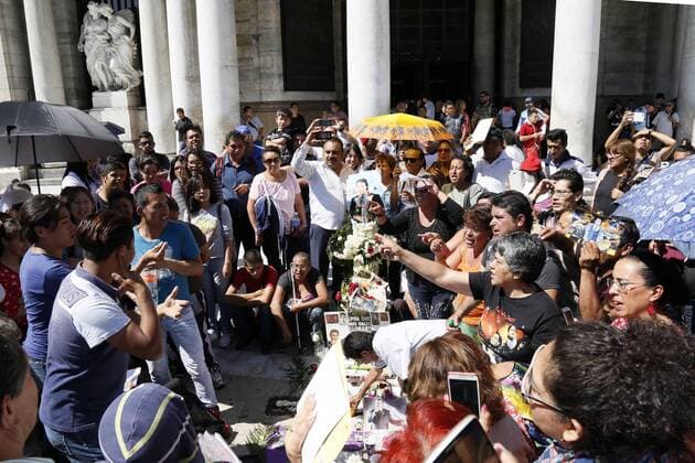 September 1, 2016 - Mexico - EUM20160901ESP23.JPG.CIUDAD DE MEXICO ShowbizFarandula-Juan Gabriel.- Decenas de personas acuden a la explanada del Palacio de Bellas Artes, 1 de septiembre de 2016, para mostrar sus condolencias al recientemente fallecido cantautor Juan Gabriel. Foto: Agencia EL UNIVERSALAgustin SalinasJMA. Mexico  - ZUMAu78_