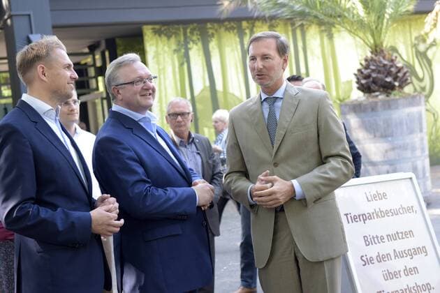 Spitzenkandidat Frank Henkel (CDU Innensenator von Berlin) und Danny Freymark (CDU MdA) besuchen im Rahmen der Wahlkreistour durch Lichtenberg den Berliner Tierpark und treffen Tierpark-Direktor Dr. Knieriem Wahlkreistour mit Frank Henkel duch Berlin-Lichtenberg
