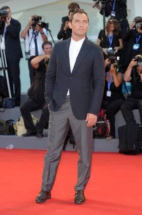Filmfestspiele Venedig - The Young Pope Filmpremiere 73rd Venice Film Festival, Red Carpet film The young pope . Pictured: Jude Law  Copyright: xAlbertoxTerenghi Veneziax2016x
