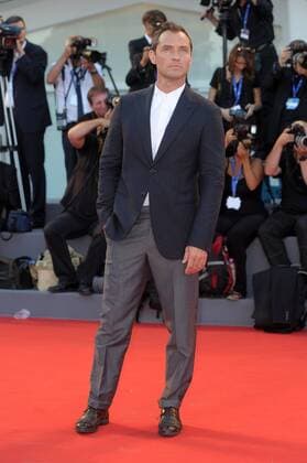 Filmfestspiele Venedig - The Young Pope Filmpremiere 73rd Venice Film Festival, Red Carpet film The young pope . Pictured: Jude Law  Copyright: xAlbertoxTerenghi Veneziax2016x
