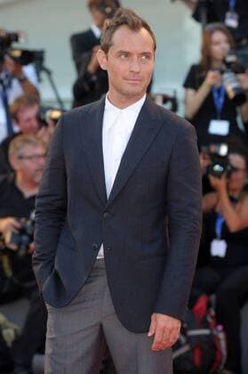 Filmfestspiele Venedig - The Young Pope Filmpremiere 73rd Venice Film Festival, Red Carpet film The young pope . Pictured: Jude Law  Copyright: xAlbertoxTerenghi Veneziax2016x