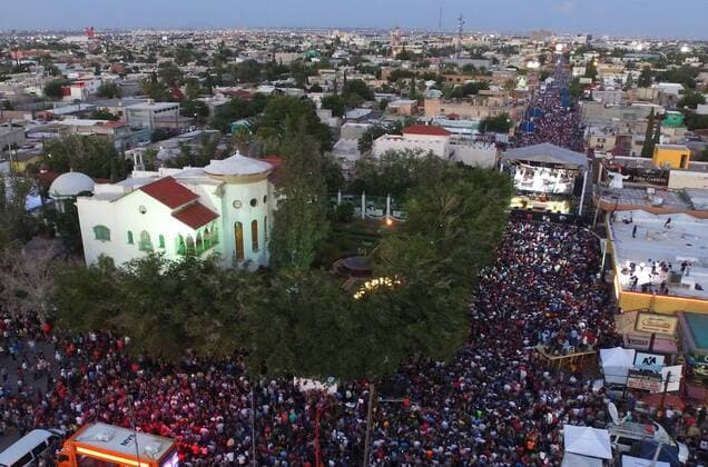 An aerial photo shows hundreds fanatics of Mexican singer and songwriter Juan Gabriel during a posthumous tribute in Ciudad Juarez, Mexico, 03 September 2016. Juan Gabriel died on 28 August 2016 in Santa Monica, USA, at the age of 66. EFE Mario Guzman Tribute to Mexican Juan Gabriel !ACHTUNG: NUR REDAKTIONELLE NUTZUNG!  MEX45 20160904-636085686153774383