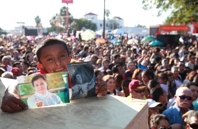 A boy shows photos of Mexican singer and songwriter Juan Gabriel during a posthumous tribute in Ciudad Juarez, Mexico, 03 September 2016. Juan Gabriel died on 28 August 2016 in Santa Monica, USA, at the age of 66. EFE Mario Guzman Tribute to Mexican Juan Gabriel !ACHTUNG: NUR REDAKTIONELLE NUTZUNG!  MEX45 20160904-636085686168750095