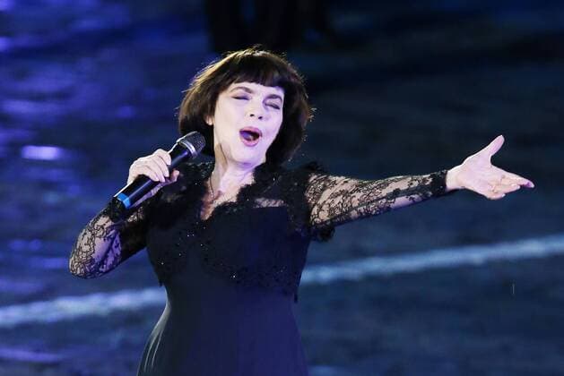 MOSCOW, RUSSIA - SEPTEMBER 4, 2016: French singer Mireille Mathieu performs at the closing ceremony of the 9th Spasskaya Tower international military music festival, in Red Square. Artyom Geodakyan TASS  TS02FD33