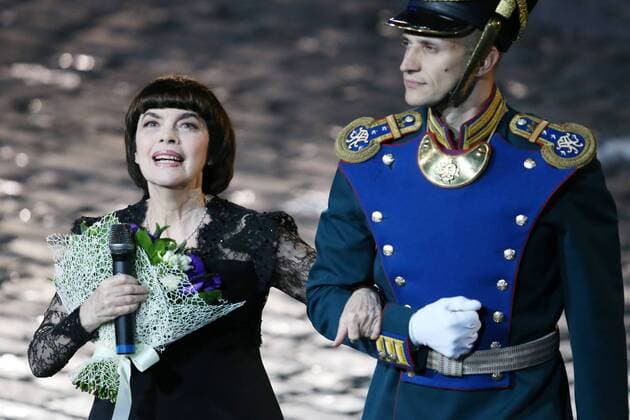 MOSCOW, RUSSIA - SEPTEMBER 4, 2016: French singer Mireille Mathieu (L) performs at the closing ceremony of the 9th Spasskaya Tower international military music festival, in Red Square. Artyom Geodakyan TASS  TS02FD3B