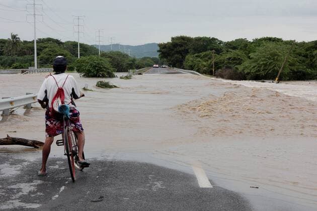 A man looks a road flooded by La Sabana river due to heavy rains in the state of Guerrero, Mexico, 04 September 2016. At least 200 people were moved to a shelter in Acapulco due to floods, said the Guerrero s Governor Hector Astudillo. Floods in Mexican state of Guerrero !ACHTUNG: NUR REDAKTIONELLE NUTZUNG!  MEX28 20160905-636086470558313711