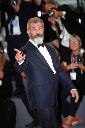 Wicked - Pressetermin zum Musical in Hongkong (160905) -- VENICE, Sept. 4, 2016 -- Director Mel Gibson arrives for the premiere of the movie Hacksaw Ridge at the 73rd Venice Film Festival in Venice, Italy, Sept. 4, 2016. ) (cyc) ITALY-VENICE-FILM FESTIVAL-HACKSAW RIDGE JinxYu 