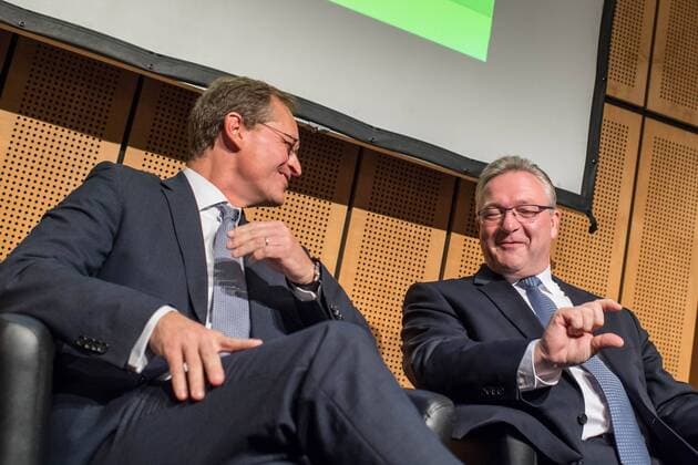Berlin Wahlkampf Abgeordnetenhauswahl 2016 Diskussionsrunde der Spitzenkandidaten von SPD, CDU, Gruenen, Linkspartei und Piraten zur Abgeordnetenhauswahl 2016. Auf Einladung der IHK Berlin, Handwerkskammer Berlin und dem Verein Berliner Kaufleute und Industrieller mussten am Montag den 5. September 2016 die Spitzenkandidaten von SPD, CDU, Gruenen, Linkspartei und Piraten sich provozierenden Fragen von zwei Moderatoren beantworten. Als Publikum bestand aus Angehoerigen der Berliner Wirtschaft und Firmenbesitzern. Im Bild vlnr.: Michael Mueller, SPD und Regierender Buergermeister und Frank Henkel, CDU, stellv. Buergermeister und Innensenator. 5.9.2016, Berlin