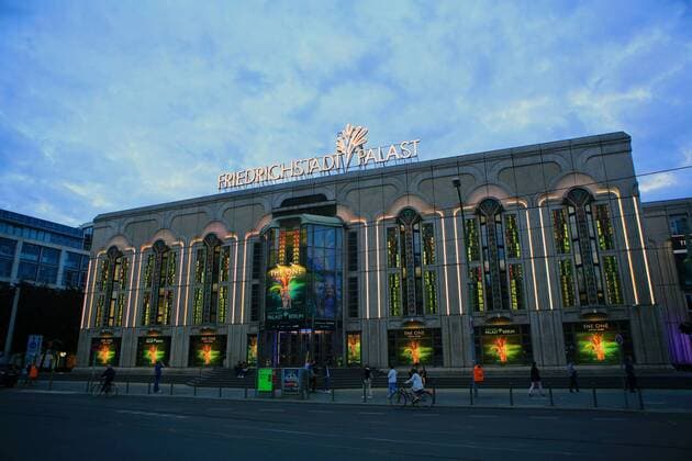 Der Friedrichstadt-Palast ist ein 1984 als Revuetheater mit moderner Bühnentechnik errichtetes Bauwerk im Berliner Ortsteil Mitte des gleichnamigen Bezirks. Es gehört zu Europas führenden, diese Kunstform darbietenden Häusern, dessen repräsentatives Merkmal unter anderem seine traditionelle Girlreihe ist. Friedrichstadt-Palast