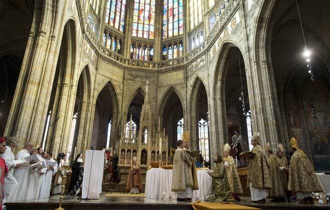 A re-enactment of the coronation of Charles IV (1316-1378) as king of Bohemia was staged in Prague s St Vitus Cathedral, Prague, Czech Republic, September 4, 2016 at the close of two-day festivity the City of Prague and Charles University jointly organised to mark the Holy Roman emperor s 700th birth anniversary. (CTKxPhoto KaterinaxSulova) CTKPhotoP201609040324301 