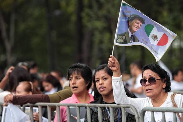Fans await the arrival of Juan Gabriel s ashes after the death of the singer past 28 August, at the Palace of Beaux Arts in Mexico City, Mexico, 05 September 2016. The Mexican Minister of Culture Rafael Tovar y de Teresa estimated 500,000 people attending the tribute ceremony. THE GOVERNMENT EXPECTS 500,000 PEOPLE ATTENDING TRIBUTE TO JUAN GABRIEL !ACHTUNG: NUR REDAKTIONELLE NUTZUNG!  MEX001 20160905-636087053841393732