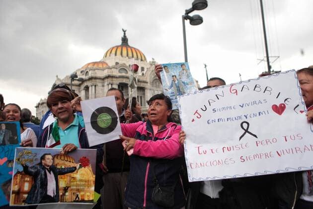 Fans await the arrival of Juan Gabriel s ashes after the death of the singer past 28 August, at the Palace of Beaux Arts in Mexico City, Mexico, 05 September 2016. The Mexican Minister of Culture Rafael Tovar y de Teresa estimated 500,000 people attending the tribute ceremony. THE GOVERNMENT EXPECTS 500,000 PEOPLE ATTENDING TRIBUTE TO JUAN GABRIEL !ACHTUNG: NUR REDAKTIONELLE NUTZUNG!  MEX001 20160905-636087053854965558