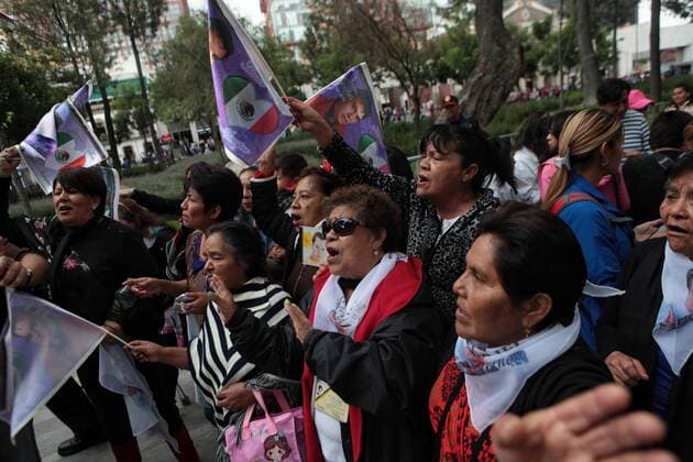 Fans await the arrival of Juan Gabriel s ashes after the death of the singer past 28 August, at the Palace of Beaux Arts in Mexico City, Mexico, 05 September 2016. The Mexican Minister of Culture Rafael Tovar y de Teresa estimated 500,000 people attending the tribute ceremony. THE GOVERNMENT EXPECTS 500,000 PEOPLE ATTENDING TRIBUTE TO JUAN GABRIEL !ACHTUNG: NUR REDAKTIONELLE NUTZUNG!  MEX001 20160905-636087054525132966