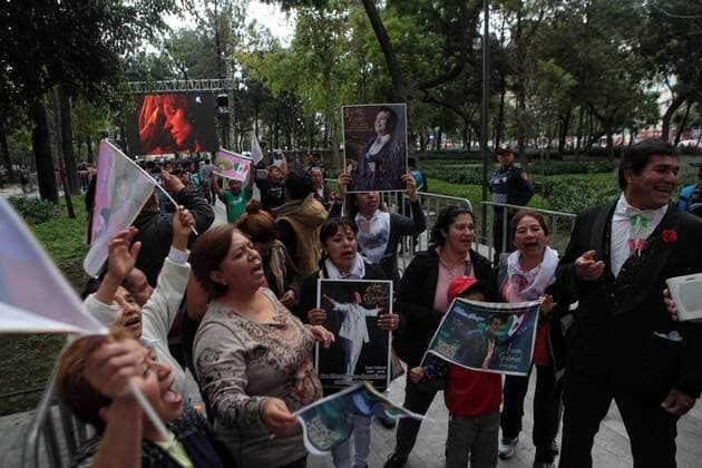 Fans await the arrival of Juan Gabriel s ashes after the death of the singer past 28 August, at the Palace of Beaux Arts in Mexico City, Mexico, 05 September 2016. The Mexican Minister of Culture Rafael Tovar y de Teresa estimated 500,000 people attending the tribute ceremony. THE GOVERNMENT EXPECTS 500,000 PEOPLE ATTENDING TRIBUTE TO JUAN GABRIEL !ACHTUNG: NUR REDAKTIONELLE NUTZUNG!  MEX001 20160905-636087054539016788