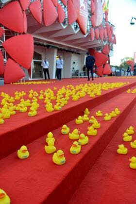 73rd Venice Film Festival, Red Carpet film Piuma . Pictured: Gelbe Plastikenten auf dem roten Teppich  Copyright: xSimonexComi Veneziax2016x