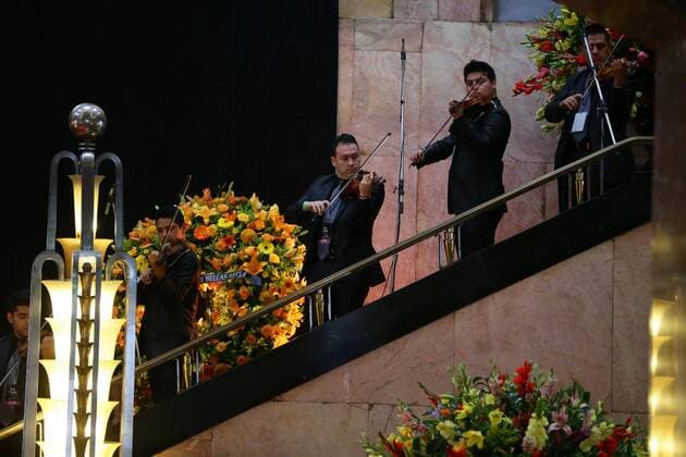 Musicians await the arrival of Juan Gabriel s ashes at the Palace of Beaux Arts in Mexico City, Mexico, 05 September 2016. The Mexican Minister of Culture Rafael Tovar y de Teresa estimated 500,000 people attending the tribute that the singer will receive at the capital. THE GOVERNMENT EXPECTS 500,000 PEOPLE ATTENDING TRIBUTE TO JUAN GABRIEL !ACHTUNG: NUR REDAKTIONELLE NUTZUNG!  MEX001 20160905-636087096783796552