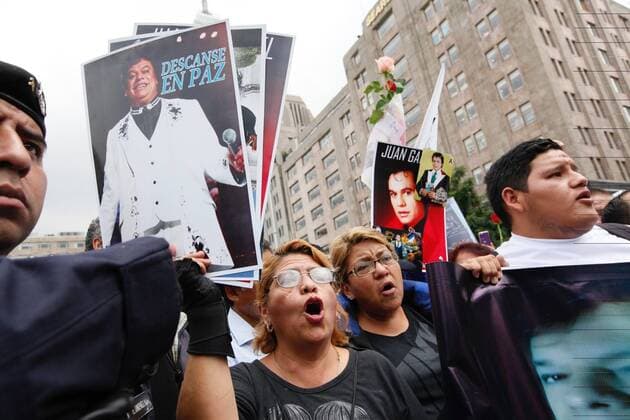 Fans await the arrival of Juan Gabriel s ashes at the Palace of Beaux Arts in Mexico City, Mexico, 05 September 2016. The Mexican Minister of Culture Rafael Tovar y de Teresa estimated 500,000 people attending the tribute that the singer will receive at the capital. THE GOVERNMENT EXPECTS 500,000 PEOPLE ATTENDING TRIBUTE TO JUAN GABRIEL !ACHTUNG: NUR REDAKTIONELLE NUTZUNG!  MEX001 20160905-636087107533549598