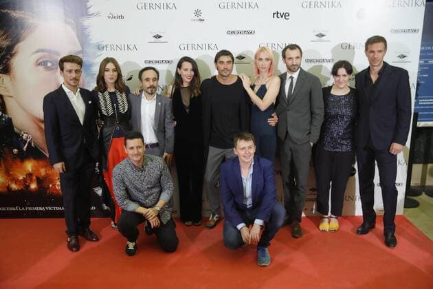 (L-R) Spanish actors Victor Clavijo and Maria Valverde, director Koldo Serra, Barbara Goenaga, Alex Garcia, Ingrid Garcia, Julian Villagran, Natalia Alvarez Bilbao (down, L-R) James D Arcy and Burn Gorman pose as they arrive at the premiere of the film Gernika by Koldo Serra, at Palafox cinema in Madrid, Spain, 05 September 2016. EFE JuanJo Martin PREMIERE OF THE FILM GERNIKA IN MADRID !ACHTUNG: NUR REDAKTIONELLE NUTZUNG! MAD001 20160905-636087111492187878