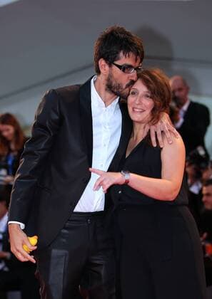 Filmfestspiele Venedig - Piuma Filmpremiere (160905) -- VENICE, Sept. 5, 2016 -- Director Roan Johnson (L) kisses Ottavia Madeddu as they arrive for the premiere of the movie Piuma at the 73rd Venice Film Festival in Venice, Italy, on Sept. 5, 2016. ) ITALY-VENICE-FILM FESTIVAL-PIUMA-PREMIERE JinxYu 