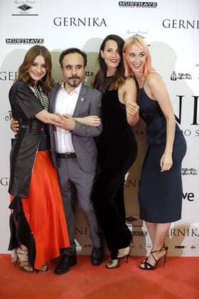 Spanish director Koldo Serra (2L) poses with actresses Maria Valverde, Barbara Goenaga and Natalia Alvarez Bilbao during the presentation of his film Gernika , at Palafox cinema in Madrid, Spain, 05 September 2016. EFE JuanJo Martin PREMIERE OF THE FILM GERNIKA IN MADRID !ACHTUNG: NUR REDAKTIONELLE NUTZUNG!  MAD001 20160905-636087115373263631