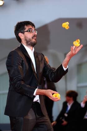 Filmfestspiele Venedig - Piuma Filmpremiere (160905) -- VENICE, Sept. 5, 2016 -- Director Roan Johnson plays with bath ducks as he arrives for the premiere of the movie Piuma at the 73rd Venice Film Festival in Venice, Italy, on Sept. 5, 2016. ) ITALY-VENICE-FILM FESTIVAL-PIUMA-PREMIERE JinxYu 