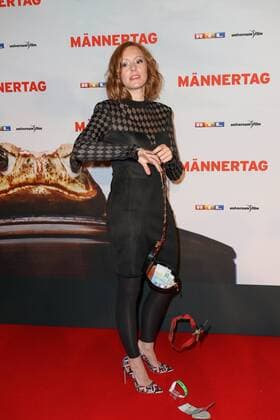 Lavinia Wilsons Handtaschen-Missgeschick - Filmpremiere von Männertag in München - Lavinia Wilson, Filmpremiere von Männertage im Mathäser Filmpalast in München am 05.09.2016
