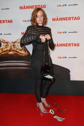 Lavinia Wilsons Handtaschen-Missgeschick - Filmpremiere von Männertag in München - Lavinia Wilson, Filmpremiere von Männertage im Mathäser Filmpalast in München am 05.09.2016
