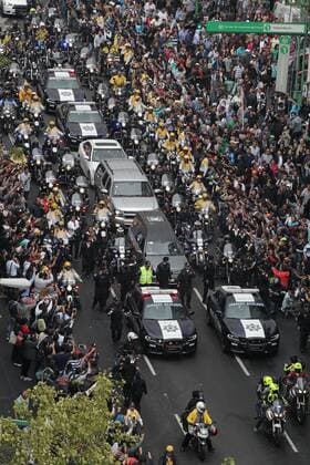 Fans of Juan Gabriel watch the funeral procession of the singer head to the Palace of Beaux Arts in Mexico City, Mexico, 05 September 2016. The Mexican Minister of Culture Rafael Tovar y de Teresa estimated 500,000 people attending the tribute that the singer will receive at the capital. THE GOVERNMENT EXPECTS 500,000 PEOPLE ATTENDING TRIBUTE TO JUAN GABRIEL !ACHTUNG: NUR REDAKTIONELLE NUTZUNG!  MEX001 20160905-636087160370758282