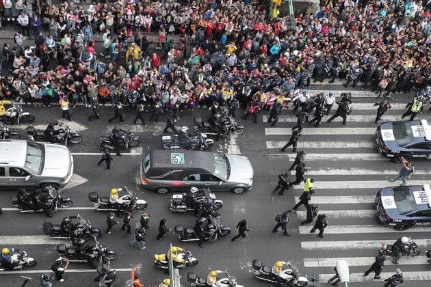 Fans of Juan Gabriel watch the funeral procession of the singer head to the Palace of Beaux Arts in Mexico City, Mexico, 05 September 2016. Thousands of people received the remains of the singer under the rain, with songs, slogans and tears, to pay tribute to the Divo de Juarez deceased eight days ago. MEXICAN SINGER HUAN GABRIEL RECEIVES TRIBUTE IN MEXICO CITY !ACHTUNG: NUR REDAKTIONELLE NUTZUNG!  MEX001 20160906-636087168021992188