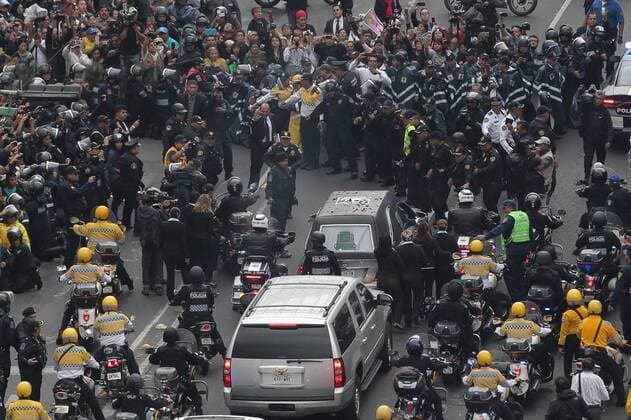 Fans of Juan Gabriel watch the funeral procession of the singer head to the Palace of Beaux Arts in Mexico City, Mexico, 05 September 2016. Thousands of people received the remains of the singer under the rain, with songs, slogans and tears, to pay tribute to the Divo de Juarez deceased eight days ago. MEXICAN SINGER HUAN GABRIEL RECEIVES TRIBUTE IN MEXICO CITY !ACHTUNG: NUR REDAKTIONELLE NUTZUNG!  MEX001 20160906-636087168036344004