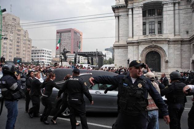 The funeral procession of Juan Gabriel arrives at the Palace of Beaux Arts in Mexico City, Mexico, 05 September 2016. Thousands of people received the remains of the singer under the rain, with songs, slogans and tears, to pay tribute to the Divo de Juarez deceased eight days ago. MEXICAN SINGER HUAN GABRIEL RECEIVES TRIBUTE IN MEXICO CITY !ACHTUNG: NUR REDAKTIONELLE NUTZUNG!  MEX001 20160906-636087169963387298