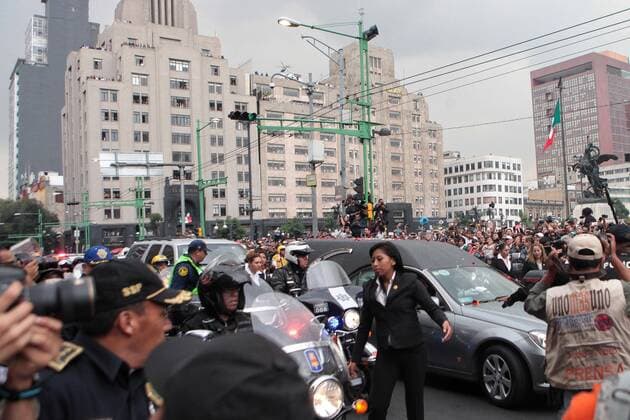 The funeral procession of Juan Gabriel arrives at the Palace of Beaux Arts in Mexico City, Mexico, 05 September 2016. Thousands of people received the remains of the singer under the rain, with songs, slogans and tears, to pay tribute to the Divo de Juarez deceased eight days ago. MEXICAN SINGER HUAN GABRIEL RECEIVES TRIBUTE IN MEXICO CITY !ACHTUNG: NUR REDAKTIONELLE NUTZUNG!  MEX001 20160906-636087169978207108
