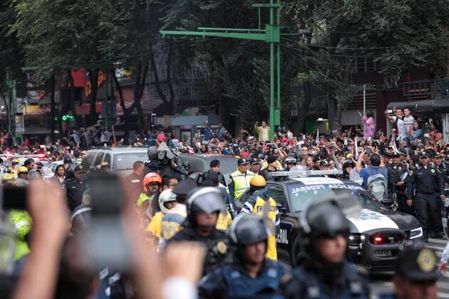 Fans of Juan Gabriel watch the funeral procession of the singer head to the Palace of Beaux Arts in Mexico City, Mexico, 05 September 2016. Thousands of people received the remains of the singer under the rain, with songs, slogans and tears, to pay tribute to the Divo de Juarez deceased eight days ago. MEXICAN SINGER HUAN GABRIEL RECEIVES TRIBUTE IN MEXICO CITY !ACHTUNG: NUR REDAKTIONELLE NUTZUNG!  MEX001 20160906-636087175844627058