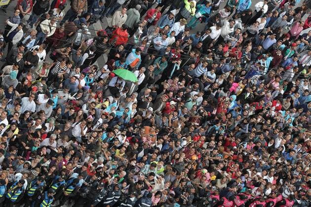 Fans of Juan Gabriel watch the funeral procession of the singer head to the Palace of Beaux Arts in Mexico City, Mexico, 05 September 2016. Thousands of people received the remains of the singer under the rain, with songs, slogans and tears, to pay tribute to the Divo de Juarez deceased eight days ago. MEXICAN SINGER HUAN GABRIEL RECEIVES TRIBUTE IN MEXICO CITY !ACHTUNG: NUR REDAKTIONELLE NUTZUNG!  MEX001 20160906-636087175860383866