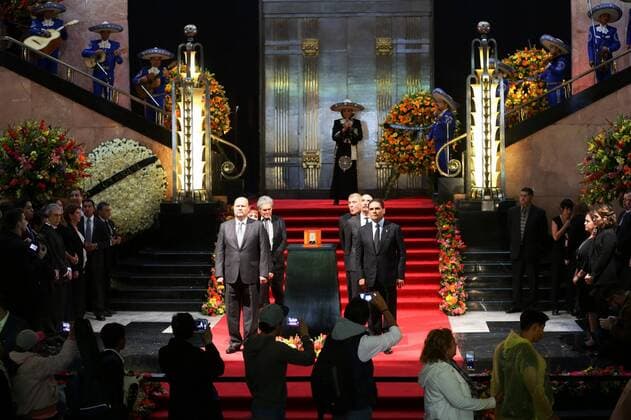 A general view of the tribute to Mexican singer Juan Gabriel at the Palace of Beaux Arts in Mexico City, Mexico, 05 September 2016. MEXICAN SINGER JUAN GABRIEL RECEIVES TRIBUTE IN MEXICO CITY !ACHTUNG: NUR REDAKTIONELLE NUTZUNG!  MEX001 20160906-636087187768507493