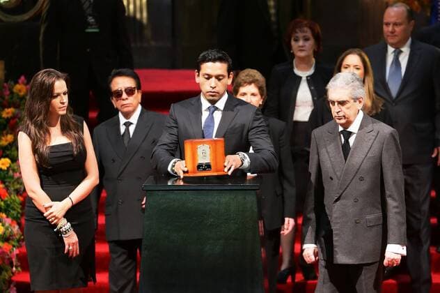 Juan Gabriel s oldest son Ivan Aguilera (C), holds the ashes os his father, accompanied by his spouse Simona Hakman (L) and Mexican Minister of Culture Rafael Tovar y de Teresa (R), at the Palace of Beaux Arts in Mexico City, Mexico, 05 September 2016. MEXICAN SINGER JUAN GABRIEL RECEIVES TRIBUTE IN MEXICO CITY !ACHTUNG: NUR REDAKTIONELLE NUTZUNG!  MEX001 20160906-636087188383763605