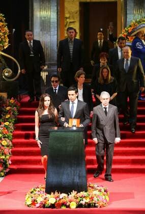 Juan Gabriel s oldest son Ivan Aguilera (C), holds the ashes os his father, accompanied by his spouse Simona Hakman (L) and Mexican Minister of Culture Rafael Tovar y de Teresa (R), at the Palace of Beaux Arts in Mexico City, Mexico, 05 September 2016. MEXICAN SINGER JUAN GABRIEL RECEIVES TRIBUTE IN MEXICO CITY !ACHTUNG: NUR REDAKTIONELLE NUTZUNG!  MEX001 20160906-636087188393123485