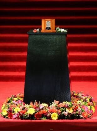 A view of the ashes of Mexican singer Juan Gabriel at the Palace of Beaux Arts in Mexico City, Mexico, 05 September 2016. MEXICAN SINGER JUAN GABRIEL RECEIVES TRIBUTE IN MEXICO CITY !ACHTUNG: NUR REDAKTIONELLE NUTZUNG!  MEX001 20160906-636087207526278185