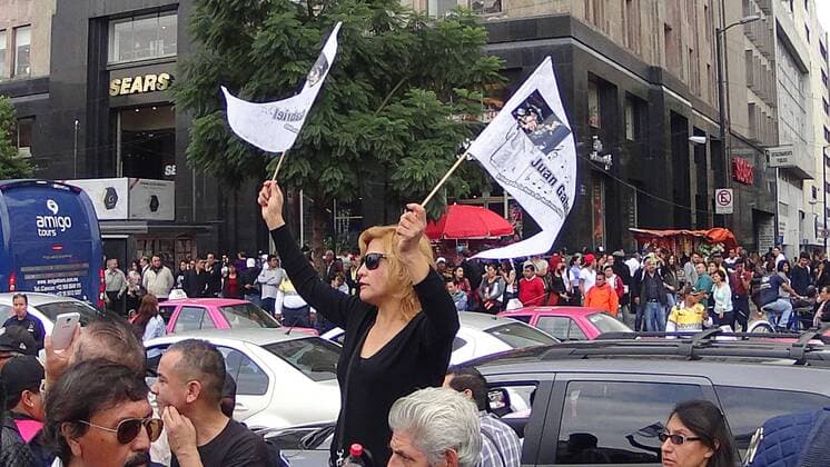 Fans of Juan Gabriel watch the funeral procession of the singer head to the Palace of Beaux Arts in Mexico City, Mexico, 05 September 2016. Thousands of people received the remains of the singer under the rain, with songs, slogans and tears, to pay tribute to the Divo de Juarez deceased eight days ago. MEXICAN SINGER HUAN GABRIEL RECEIVES TRIBUTE IN MEXICO CITY !ACHTUNG: NUR REDAKTIONELLE NUTZUNG!  MEX001 20160906-636087207567305659