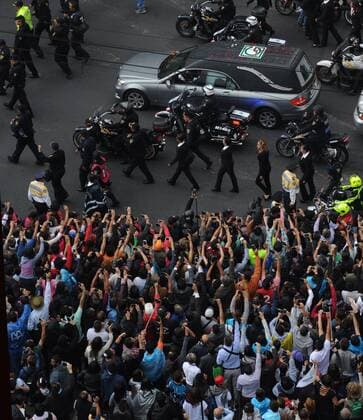 Fans watch the funeral procession of Juan Gabiral head to the Palace of Beaux Arts in Mexico City, Mexico, 05 September 2016. Thousands of people received the remains of the singer under the rain, with songs, slogans and tears, to pay tribute to the Divo de Juarez deceased eight days ago. MEXICAN SINGER HUAN GABRIEL RECEIVES TRIBUTE IN MEXICO CITY !ACHTUNG: NUR REDAKTIONELLE NUTZUNG!  MEX001 20160906-636087209553004201