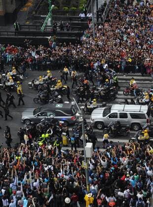 Fans watch the funeral procession of Juan Gabiral head to the Palace of Beaux Arts in Mexico City, Mexico, 05 September 2016. Thousands of people received the remains of the singer under the rain, with songs, slogans and tears, to pay tribute to the Divo de Juarez deceased eight days ago. MEXICAN SINGER HUAN GABRIEL RECEIVES TRIBUTE IN MEXICO CITY !ACHTUNG: NUR REDAKTIONELLE NUTZUNG!  MEX001 20160906-636087209562676077