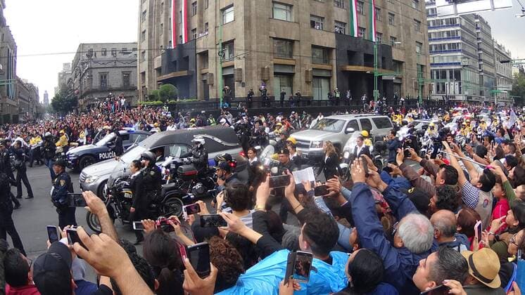 Fans watch the funeral procession of Juan Gabiral head to the Palace of Beaux Arts in Mexico City, Mexico, 05 September 2016. Thousands of people received the remains of the singer under the rain, with songs, slogans and tears, to pay tribute to the Divo de Juarez deceased eight days ago. MEXICAN SINGER HUAN GABRIEL RECEIVES TRIBUTE IN MEXICO CITY !ACHTUNG: NUR REDAKTIONELLE NUTZUNG!  MEX001 20160906-636087210177784501