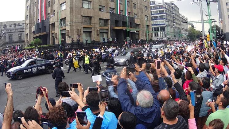 Fans watch the funeral procession of Juan Gabiral head to the Palace of Beaux Arts in Mexico City, Mexico, 05 September 2016. Thousands of people received the remains of the singer under the rain, with songs, slogans and tears, to pay tribute to the Divo de Juarez deceased eight days ago. MEXICAN SINGER HUAN GABRIEL RECEIVES TRIBUTE IN MEXICO CITY !ACHTUNG: NUR REDAKTIONELLE NUTZUNG!  MEX001 20160906-636087212025699261