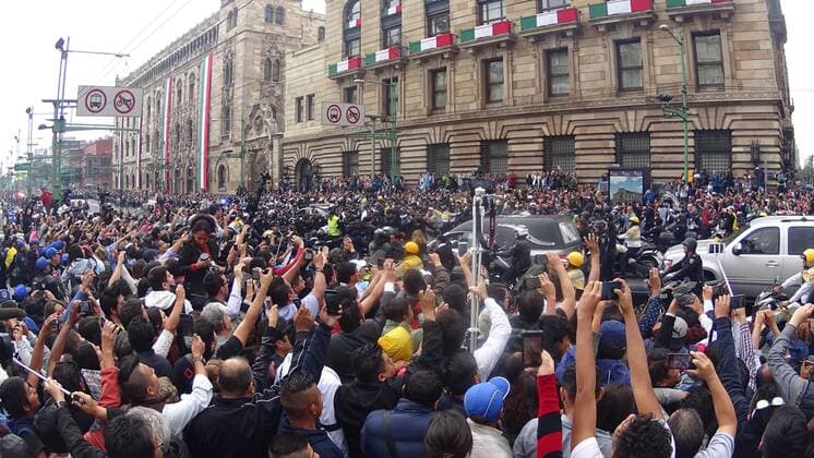 Fans watch the funeral procession of Juan Gabiral head to the Palace of Beaux Arts in Mexico City, Mexico, 05 September 2016. Thousands of people received the remains of the singer under the rain, with songs, slogans and tears, to pay tribute to the Divo de Juarez deceased eight days ago. MEXICAN SINGER HUAN GABRIEL RECEIVES TRIBUTE IN MEXICO CITY !ACHTUNG: NUR REDAKTIONELLE NUTZUNG!  MEX001 20160906-636087212038803933