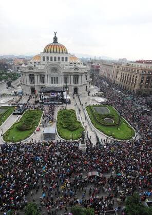 A general view of the Palace of Beaux Arts in Mexico City, Mexico, 05 September 2016, where the tribute to Juan Gabriel will be held this afternoon. The Mexican Minister of Culture Rafael Tovar y de Teresa estimated 500,000 people attending the ceremony. EFE Jorge Nunez THE GOVERNMENT EXPECTS 500,000 PEOPLE ATTENDING TRIBUTE TO JUAN GABRIEL !ACHTUNG: NUR REDAKTIONELLE NUTZUNG!  MEX001 20160906-636087218255772782