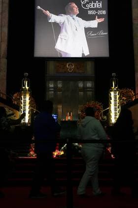 A general view of the tribute payed to Mexican singer Juan Gabriel at the Palace of Beaux Arts in Mexico City, Mexico, 05 September 2016. MEXICAN SINGER JUAN GABRIEL RECEIVES TRIBUTE IN MEXICO CITY !ACHTUNG: NUR REDAKTIONELLE NUTZUNG!  MEX001 20160906-636087226294510801